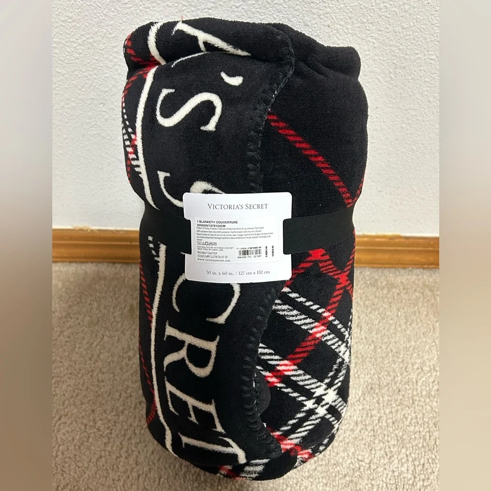 Victoria’s Secret 2025 Holiday Cozy Plush Blanket Black Plaid OS